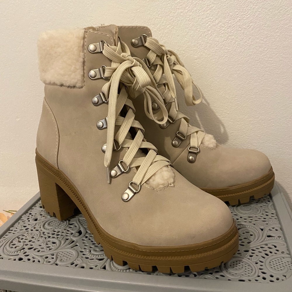Soda Women’s Boots US Size 8 Faux Fur Heel Cream